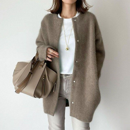 Elegant cardigan with pockets in refined knit