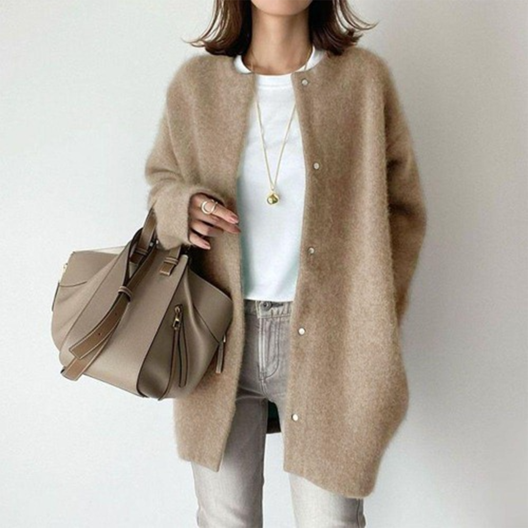 Elegant cardigan with pockets in refined knit