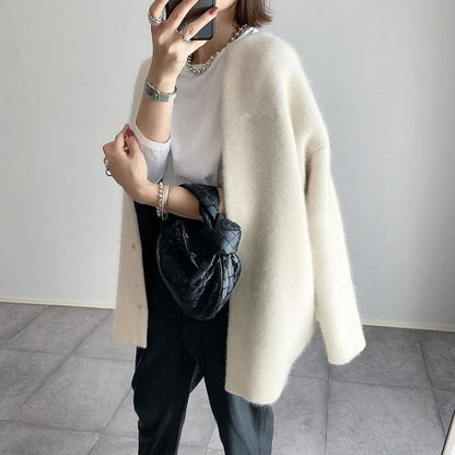 Elegant cardigan with pockets in refined knit